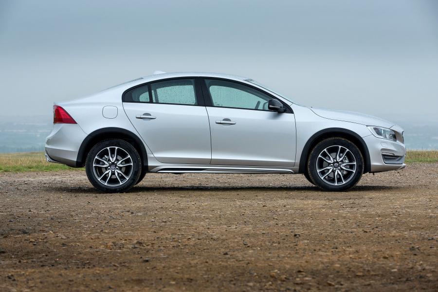  Volvo S60 Cross Country 2015 года  (UK) (фото 11 из 23)